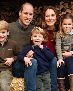 Мистер непосредственность: двухлетний сын Кейт Миддлтон и принца Уильяма покорил всех на Рождественском фото