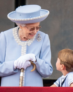 Читай по губам: что Елизавета II сказала своему озорному правнуку принцу Луи во время парада Trooping the Colour?