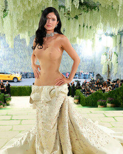 Скульптурные корсеты правят балом: главный тренд Met Gala 2026