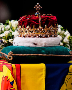Что символизирует корона, которая увенчивает гроб королевы Елизаветы II в Шотландии?