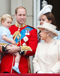Жестокое правило: почему Елизавета II может забрать подарки, преподнесённые принцам Джорджу, Луи и принцессе Шарлотте?