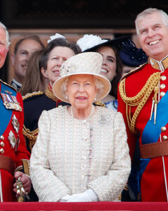 Почему смерть Елизаветы II лишит членов королевской семьи карьеры, а монархию — будущего?