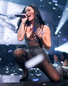 Деми Ловато внезапно отменила часть тура