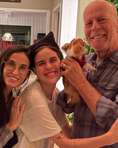 «Мы — СЕМЬЯ!!!»: Деми Мур опубликовала фото с бывшим мужем Брюсом Уиллисом и детьми
