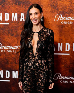 Деми Мур отметила 63-летие в прозрачном кружевном платье от Gucci