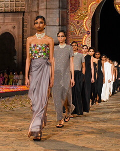 Не только сари: Dior представил свежий взгляд на индийскую моду в коллекции осень-зима 2023 в Мумбаи