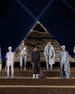 Dior Pre-Fall 2023 на фоне пирамид: Ким Джонс провёл, пожалуй, самый красивый показ