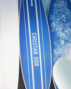 Dior Maison выпустил доску для сёрфинга с принтом туаль-де-Жуи