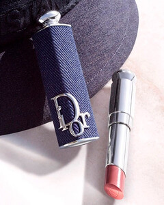 Ностальгия по нулевым: Dior выпустили футляр для губной помады из денима