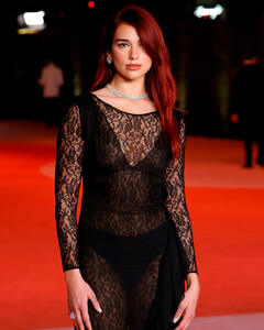 Дуа Липа надела кружевное «голое» платье от Chanel