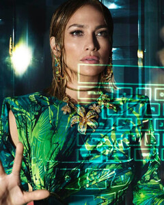 Дженнифер Лопес стала лицом новой кампании Versace