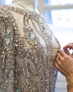 Это платье от Elie Saab Haute Couture имеет 9000 блёсток и кристаллов пришитых вручную