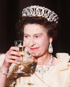 Алкогольные привычки королевы: что Елизавета II предпочитает пить на Рождество?
