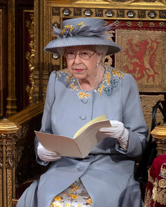 Елизавета II открыла новую сессию парламента вместе с принцем Чарльзом
