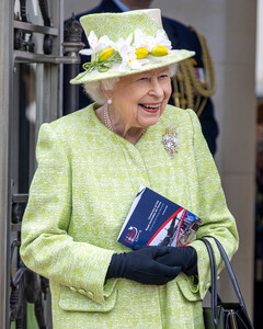 Королева Елизавета II появилась на публике впервые за долгое время
