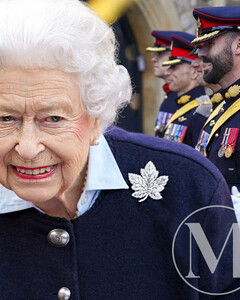 Елизавета II встретилась с военнослужащими артиллерийского полка Канады