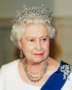 Королева Елизавета II продолжает исполнять свой долг, несмотря на утрату