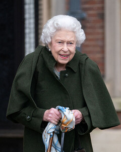 Елизавета II использовала трость принца Филиппа во время своей прогулки в Сандрингеме