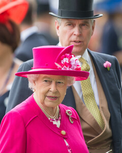 Елизавета II передала $2,7 миллиона в благотворительный фонд Вирджинии Джуффре, пострадавшей от домогательств принца Эндрю