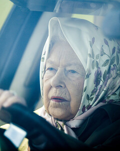Елизавету II заметили за рулем Jaguar после пребывания в больнице