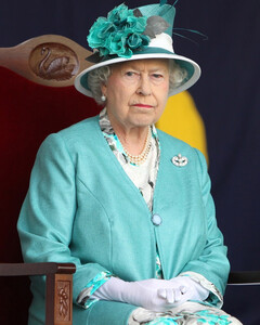 Почему Елизавета II часто сидит возле пустого места на королевских мероприятиях