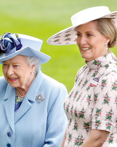 Милое фото и тёплые пожелания: как Елизавета II поздравила графиню Уэссекскую с днём рождения