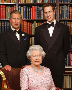 «Они действуют вместе»: королева Елизавета II находится в постоянном контакте с принцами Чарльзом и Уильямом