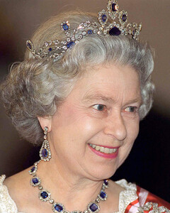 Стилист королевы Елизаветы II поделилась секретами очистки фамильных драгоценностей