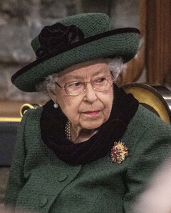 Почему Елизавета II и другие члены королевской семьи пришли в зелёном цвете на Службу памяти в честь принца Филиппа?