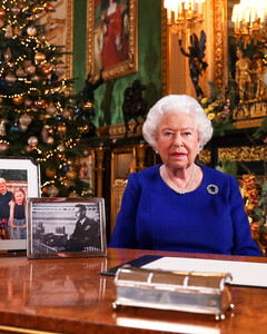 «Стыдно за вас»: Почему Елизавета II намеренно убрала фотографию Гарри и Меган во время рождественского поздравления?