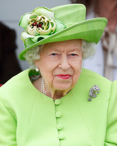 Действительно ли королева Елизавета II пользуется инвалидной коляской?