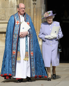 Боже хранит королеву: Елизавета II сохраняет спокойствие только благодаря молитвам