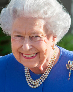 Королева Елизавета II ответила Меган Маркл и принцу Гарри