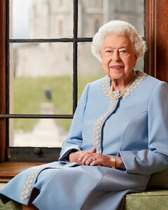 В честь Платинового юбилея: королева Елизавета II представила миру исторический портрет