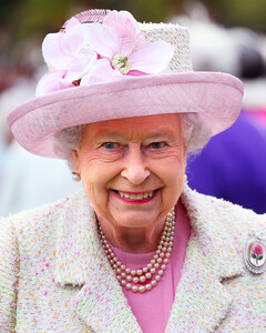 Что делает королева Елизавета II со своей старой одеждой?