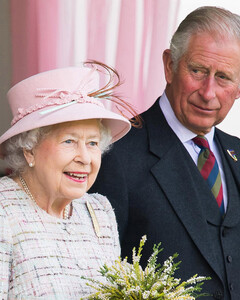Королева Елизавета II, возможно, передаст трон принцу Чарльзу ещё при жизни
