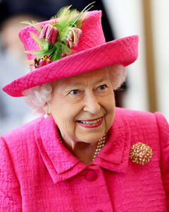 Почему королева Елизавета II так любит яркие цвета в одежде