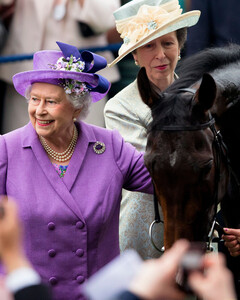 Елизавета II пропустила открытие королевских скачек в Аскоте