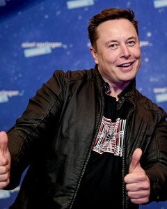 Чистая прибыль Tesla Илона Маска превысила $1 млрд
