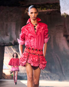 Сицилийское солнце и новая чувственность: смотрим показ Emilio Pucci весна–лето 2026