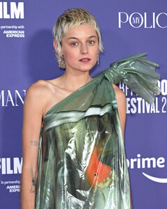 Эмма Коррин появилась в платье в виде пакета с золотой рыбкой на премьере фильма «Мой полицейский»