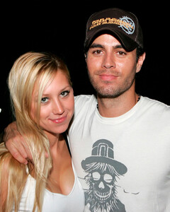 Энрике Иглесиас и Анна Курникова стали родителями в четвёртый раз