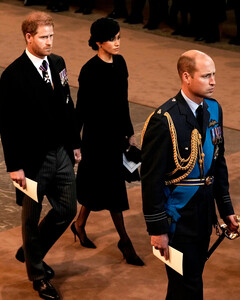 Карл III, принцы Уильям и Гарри вместе с супругами начали церемонию прощания с Елизаветой II в Лондоне