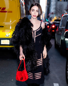 Fendi создали капсульную коллекцию к премьере пятого сезона «Эмили в Париже»