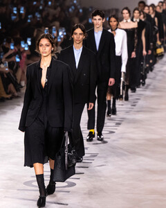 Fendi осень–зима 2026: возвращение Марии Грации Кьюри и новая форма единства