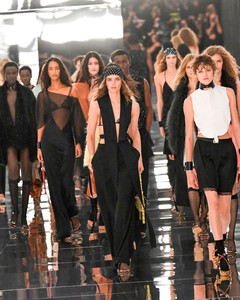Fendi весна-лето 2027: Мария Грация Кьюри превратила показ в игру с отражениями
