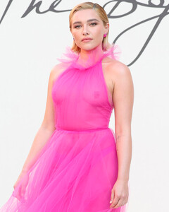 Флоренс Пью берёт на вооружение тренд на розовый в дерзком прозрачном платье