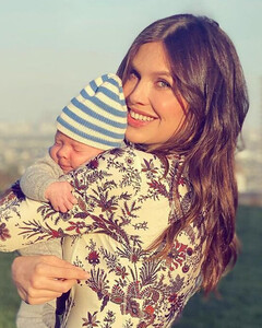 Почему все обсуждают фото Дарьи Жуковой с младенцем на руках?