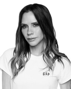 Виктория Бекхэм выпустила коллаборацию с Gap