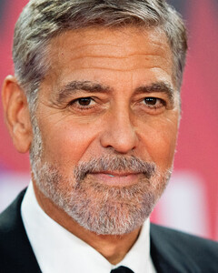 Джордж Клуни вспомнил, как фанаты фотографировали его после аварии на мотоцикле вместо того, чтобы помочь